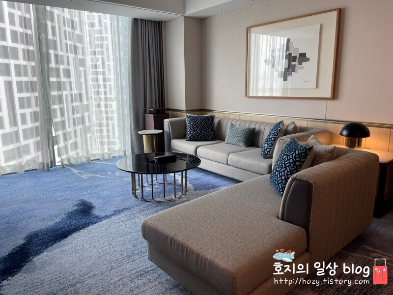 페어몬트 앰배서더 서울 시그니처 스위트룸 거실