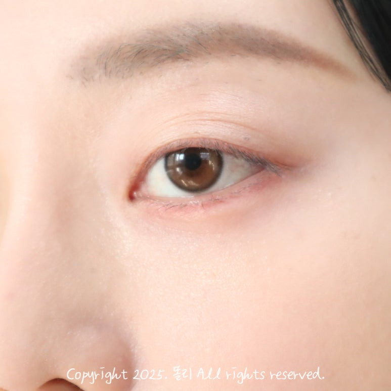 콧대와 깊은 아이홀 완성! 쉐딩 하기 전 파우더 처리하면 더욱 뭉침없이 깔끔한 쉐딩 가능!