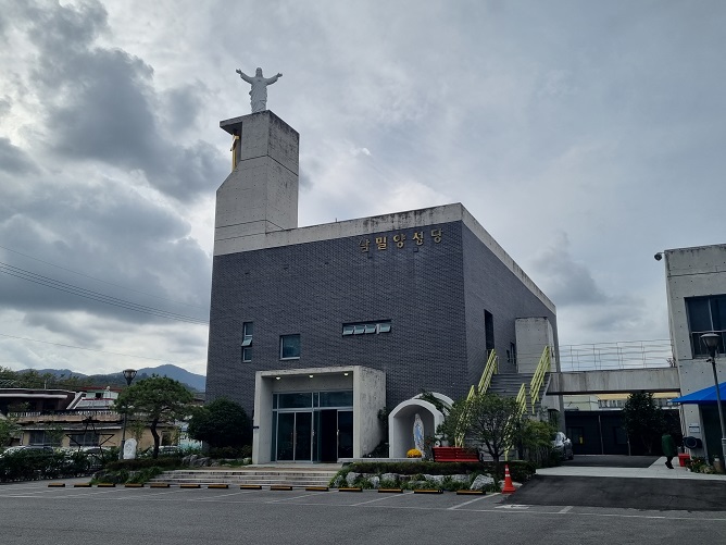 남밀양성당 성전 건물과 성모동산 성모산 사진