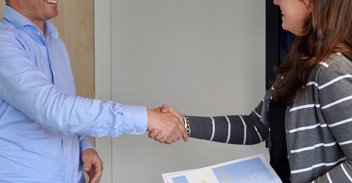 사무실에서 악수하는 모습