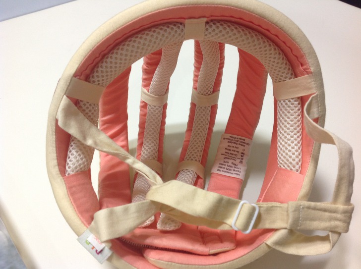 Close-up of the BaileyBao baby safety helmet strap.