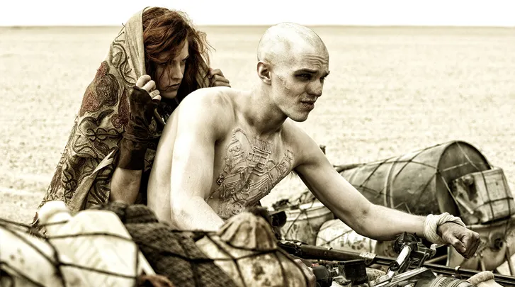 눅스는 임모탄 조의 워보이로서 퓨리오사를 사로잡으려 하나 여정에 함께 하면서 원래의 인간성으로 되돌아오며 퓨리오사 일행의 조력자가 됩니다.