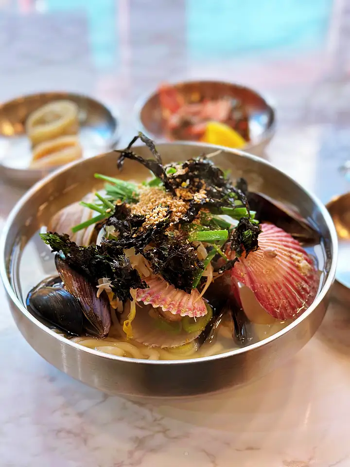 활조개가 한가득 산더미 조개 바지락 칼국수 구리 맛집 추천 생방송투데이 조개칼국수 비빔밥 오늘방송 맛있GO 싸다GO