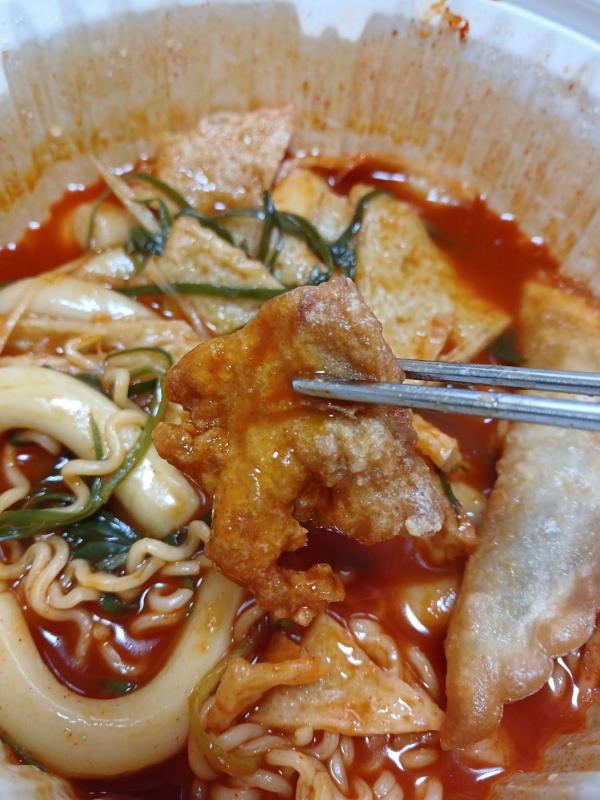 떡볶이에 통통순살치킨 찍다