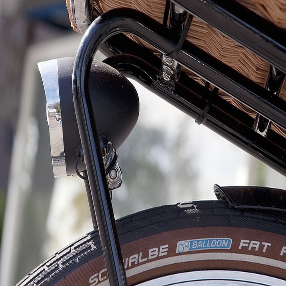 Criteria for selecting brightness of light and rear lights, which are the key to night riding safety