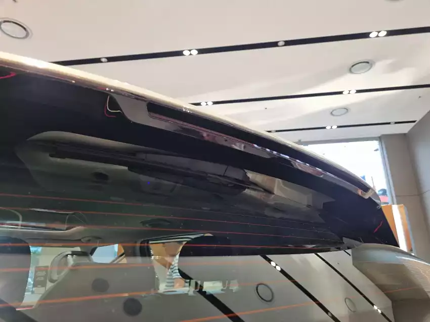 EV3 뒷유리 와이퍼는 이렇게 숨겨져 있습니다.