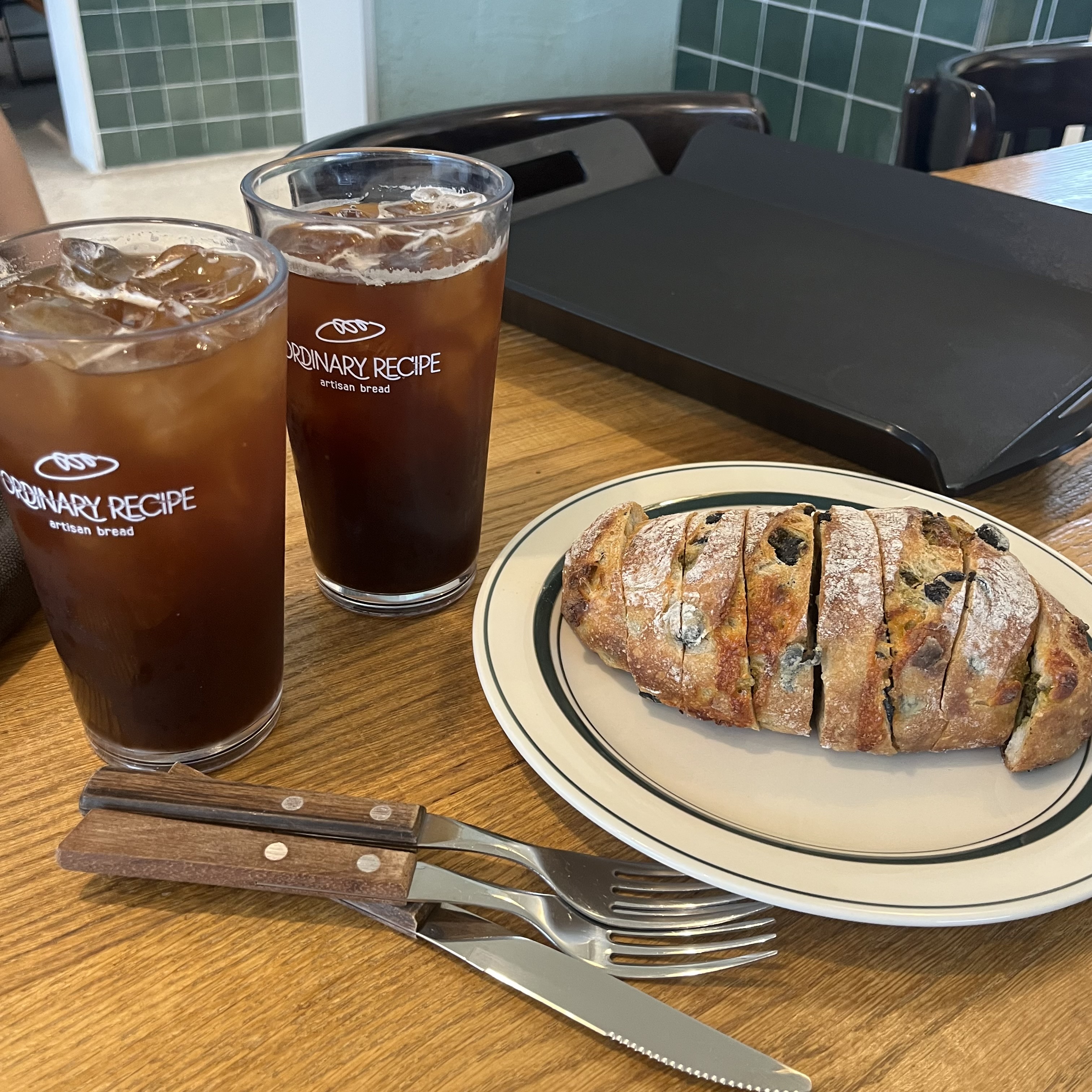 아이스아메리카노와 바질 올리브 치즈 깜빠뉴