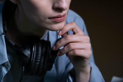 턱을 잡고 있는 사람