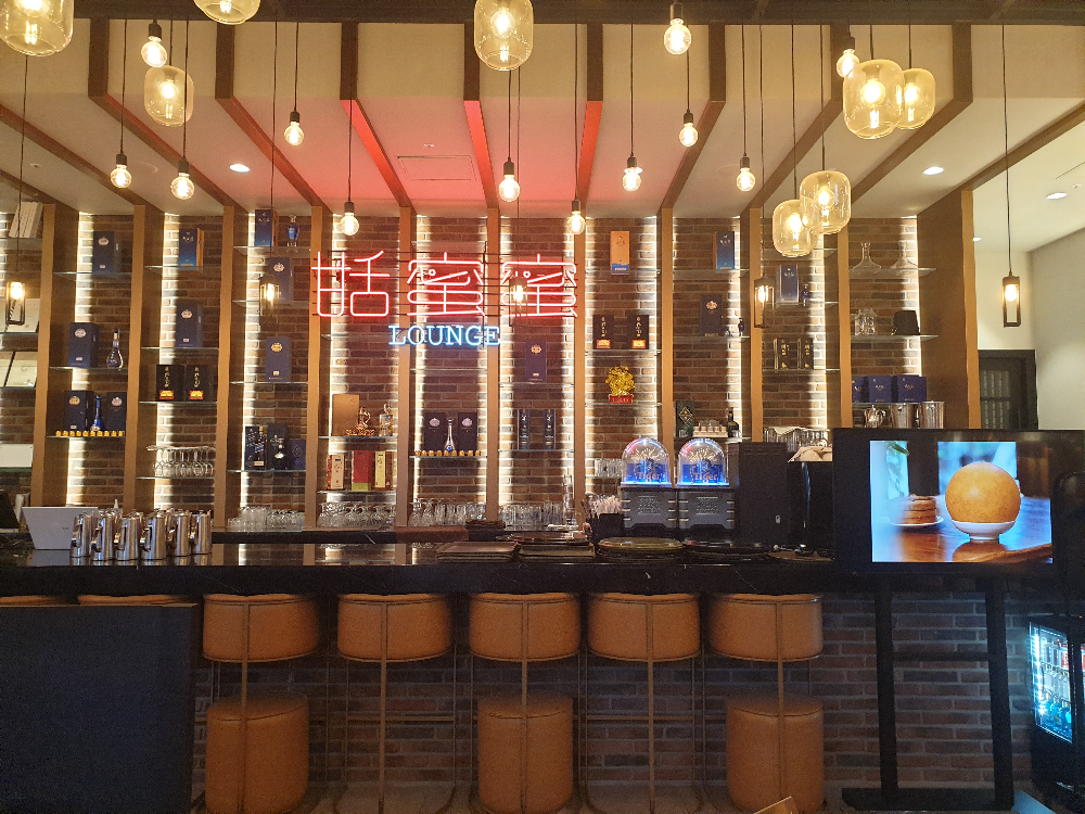 티엔미미 내부 바테이블. 라운지 형태 좌석도 있다.