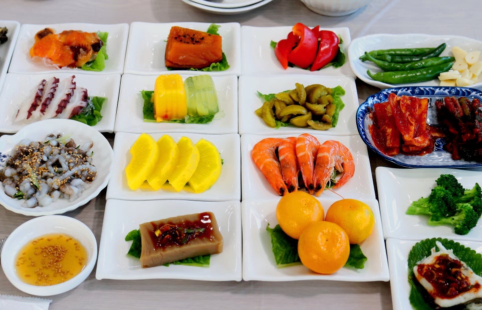 여수 회정식에 나오는 다양한 반찬 사진