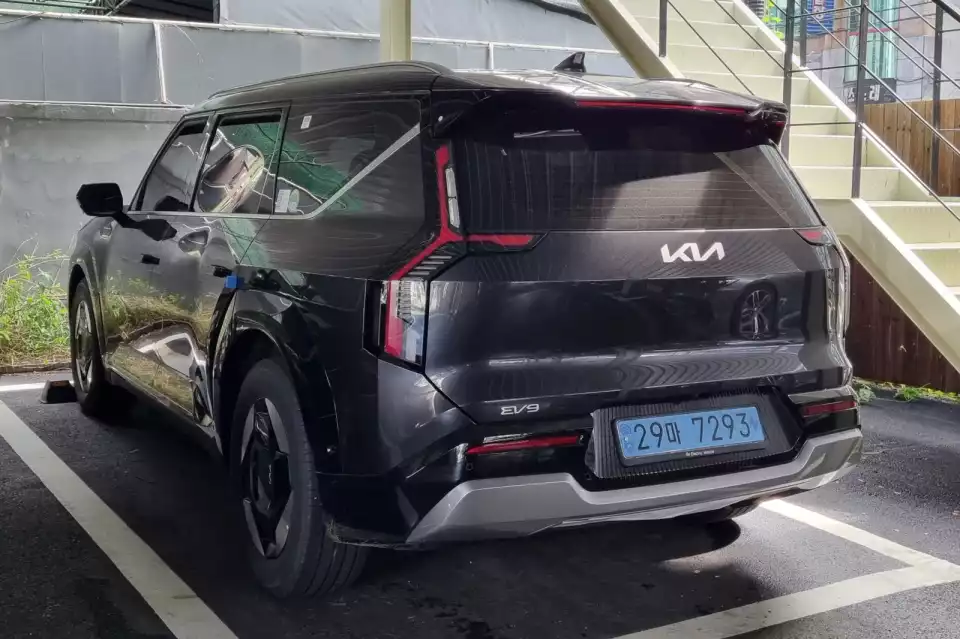 EV9을 구매 고려 중이라면 이륜과 사륜 모두 경험하길 바랍니다.