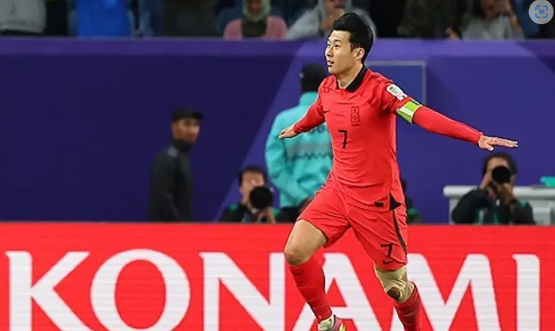 호주전-
붉은 유니폼을 입고 날개를 편듯 두손을 벌리고 축구장을 달리는 손흥민 세레머니