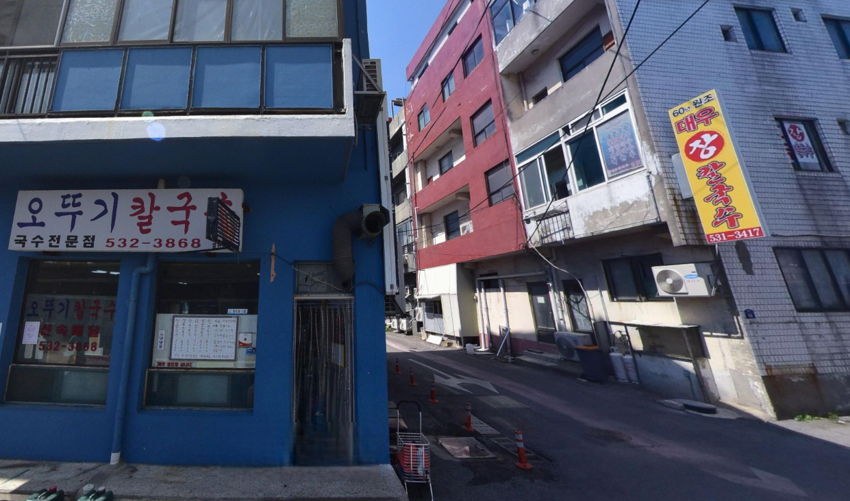 강력한 라이벌인 대우칼국수와 오뚜기칼국수가 골목을 마주하고 나란히 있는 모습
