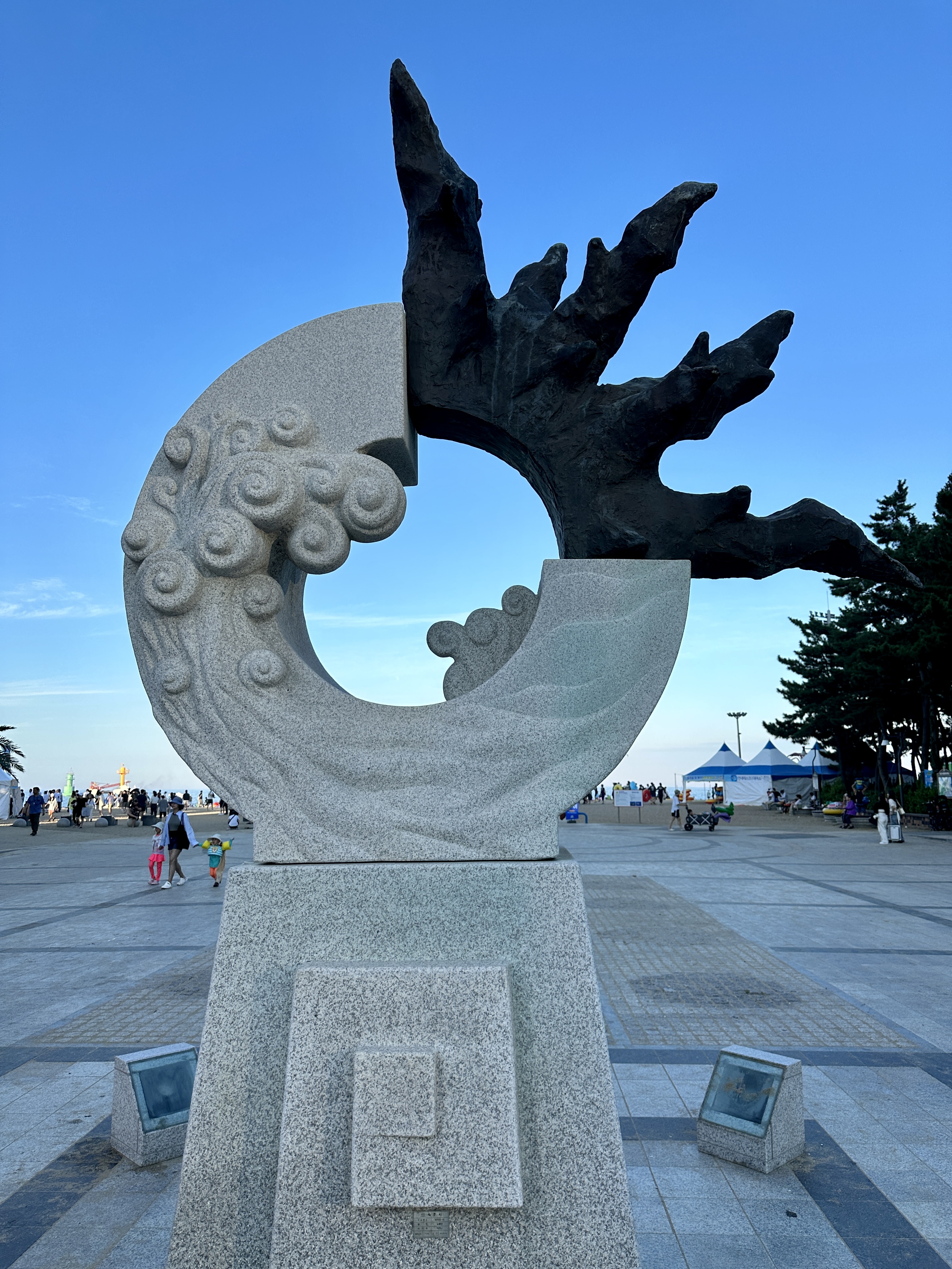 속초 해수욕장 입구 조형물