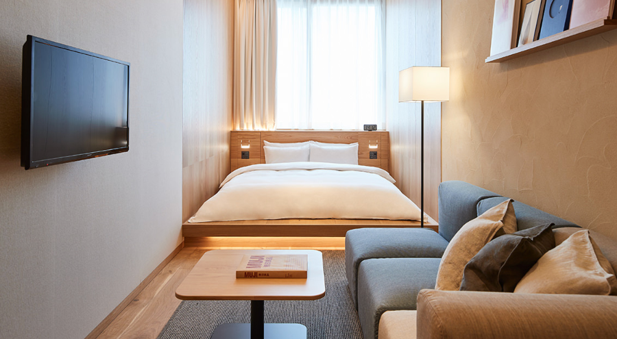 무인양품 특유의 브랜드 철학이 담긴 정갈한 디자인의 호텔 내부 인테리어