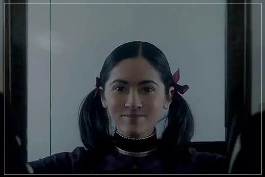 영화-오펀-천사의-탄생-웃고-있는-리나