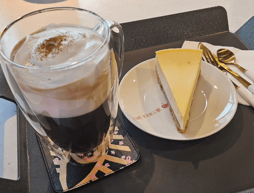 벙커 공연장에서 제공되는 커피와 케익