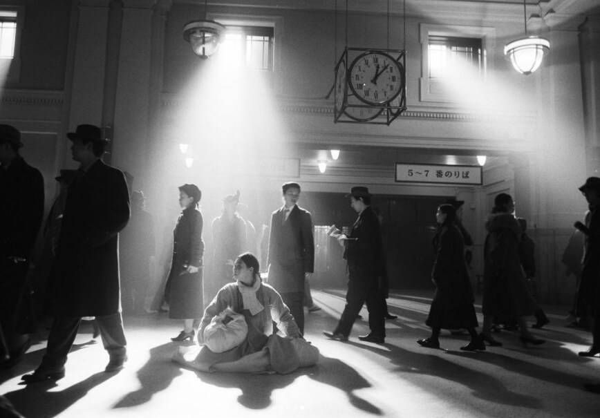 앉아있는여성의모습-지나가는사람들