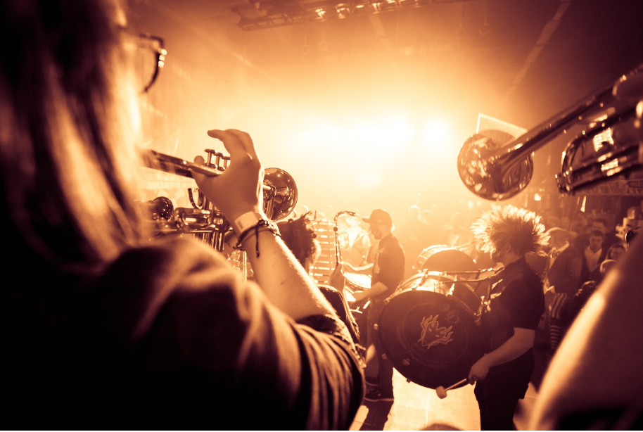 음악 페스티벌 & 콘서트 투자 – 티켓 한 장으로 수익 내기