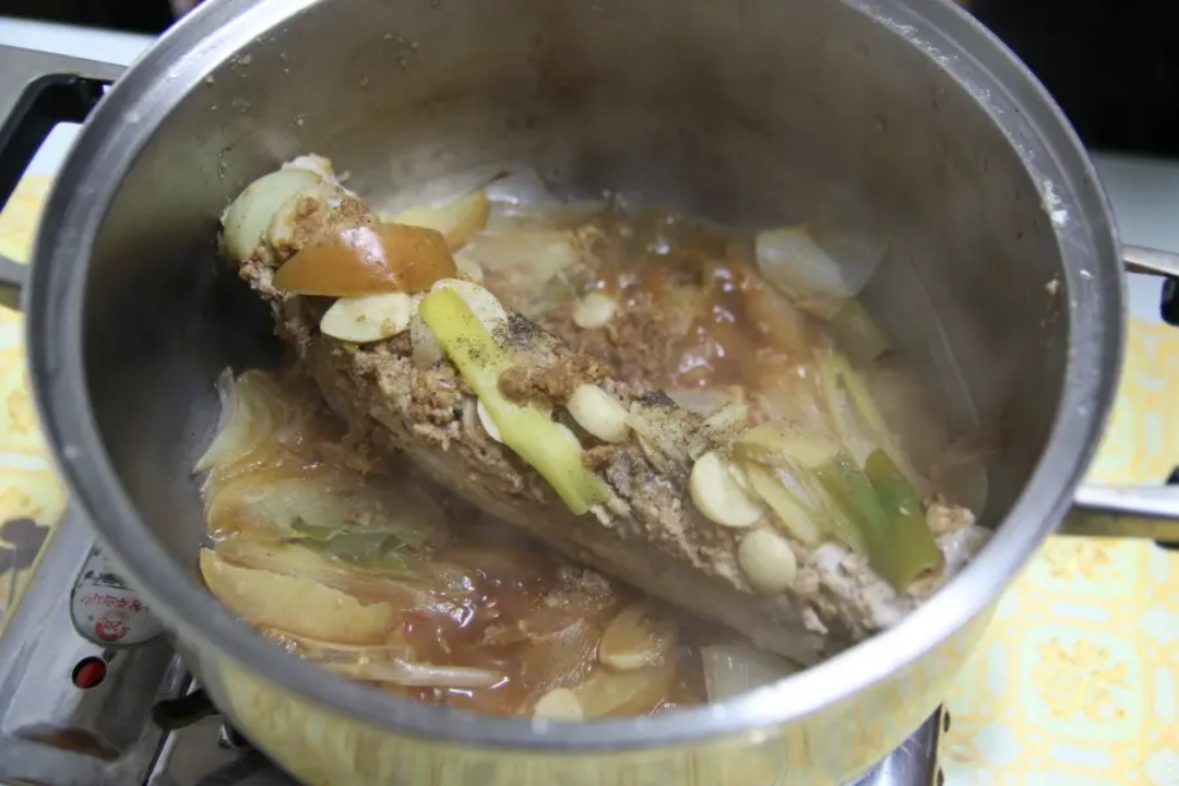 수육 삶는 모습