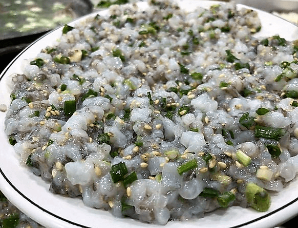 산낙지를 잘게 잘라 참기름과 파를 곁들여 먹는 요리