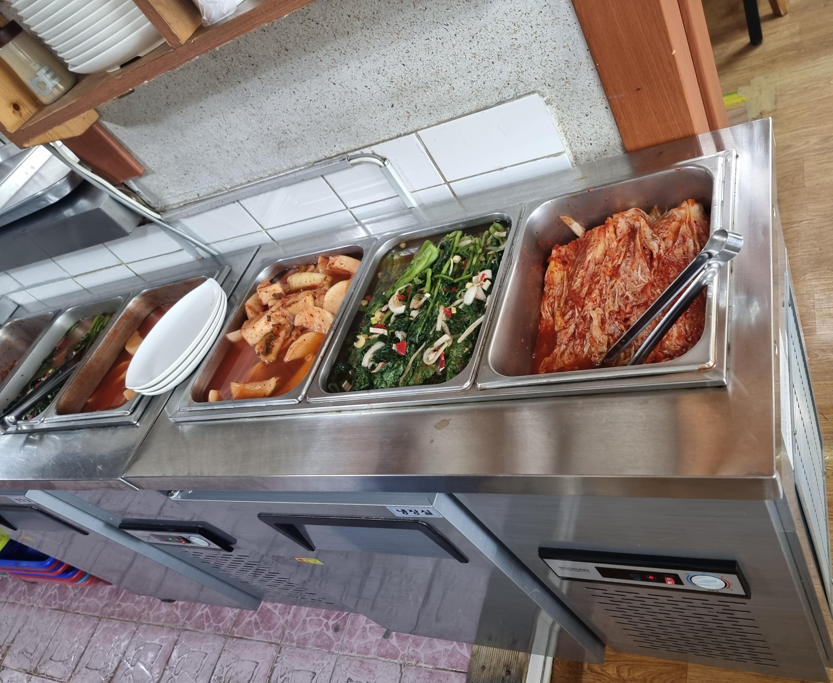 셀프로 리필할 수 있는 김치 셀프바.