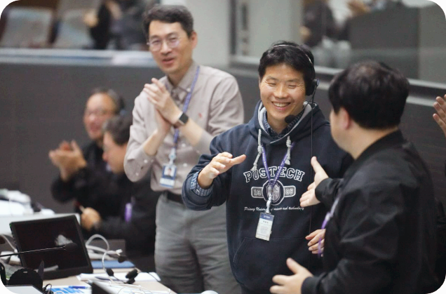 처음으로 민간 주도로 제작된 한국형발사체 누리호가 성공적으로 발사된 27일, 전남 고흥군 나로우주센터 발사지휘센터에서 관계자들이 기뻐하고 있다. 한국항공우주연구원 제공