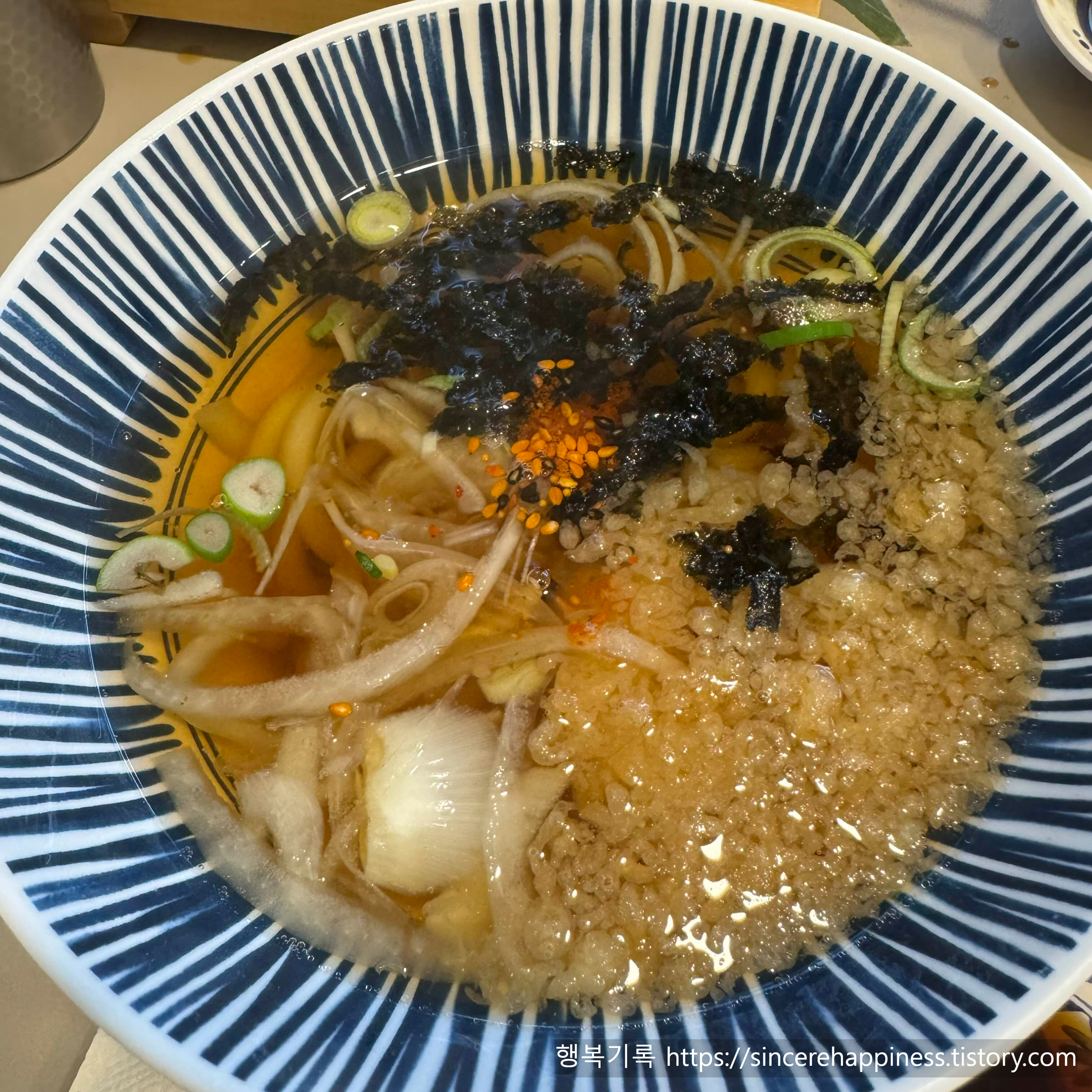 김이 모락모락 나는 진한 국물의 세트 우동 모습