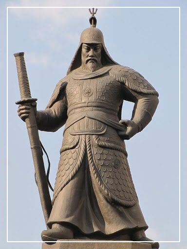 이순신 장군 동상을 찍은 이미지.