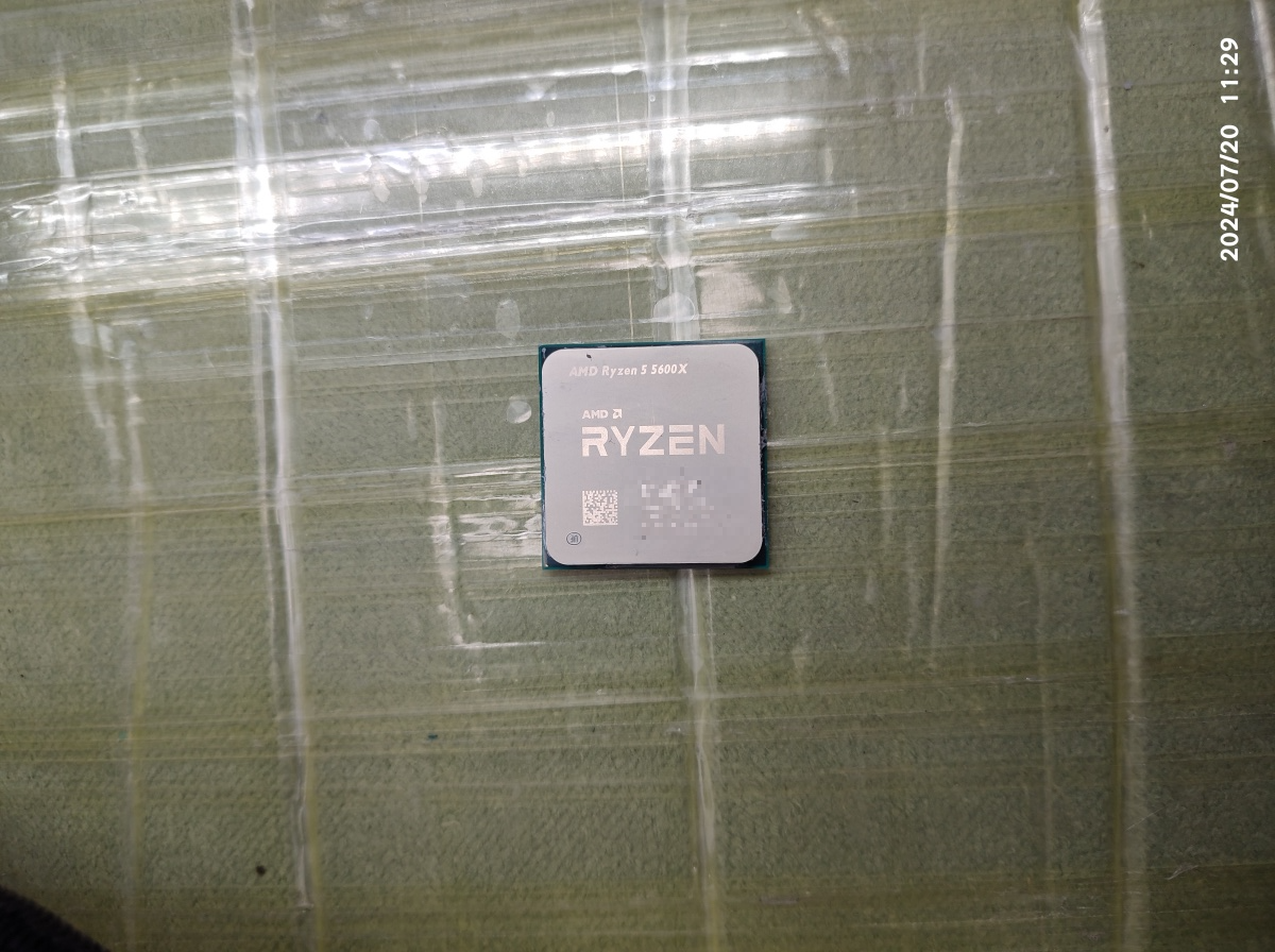 CPU 외관 상태를 확인하고 있습니다.