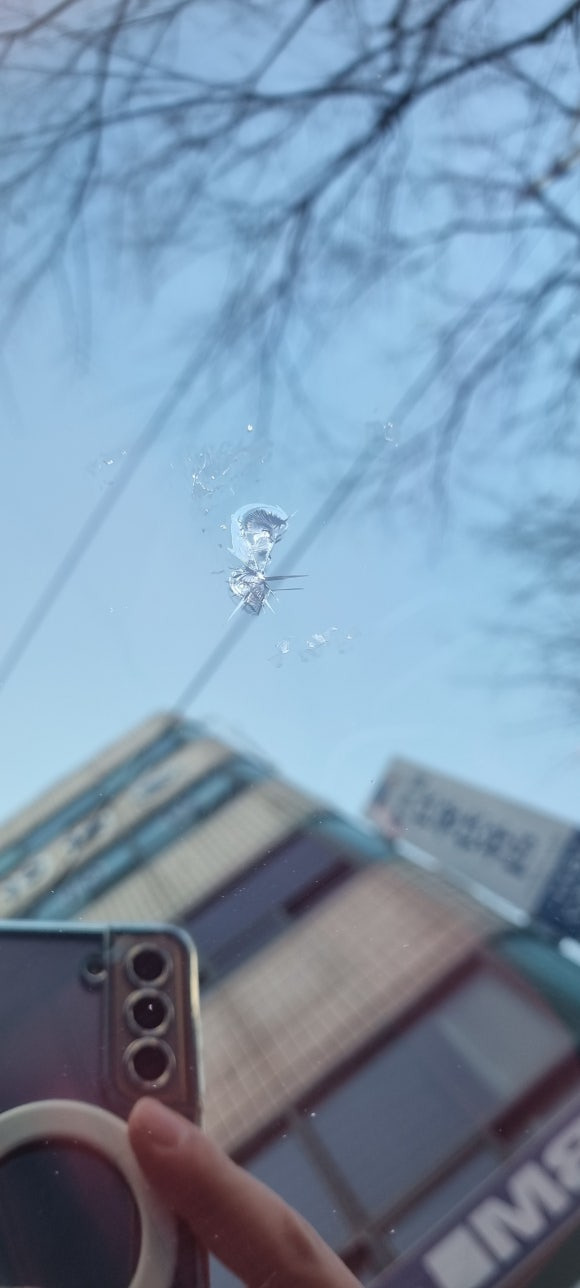 밖에서 본 손상된 유리사진