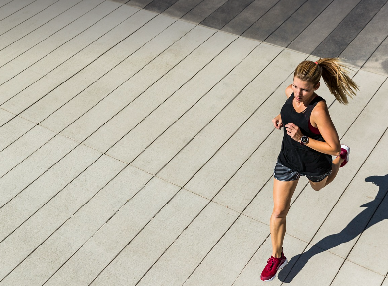 여성 달리기 사진
