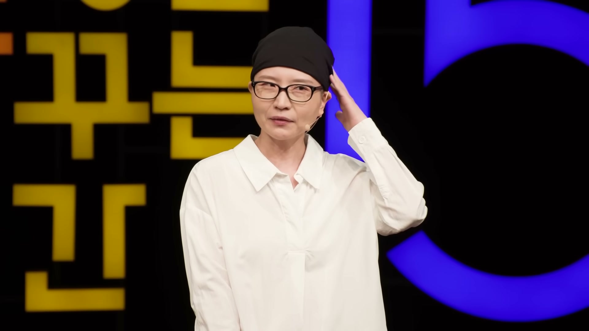 응급실 도착 또는 의식 저하 상태를 묘사하는 슬라이드 컷.
