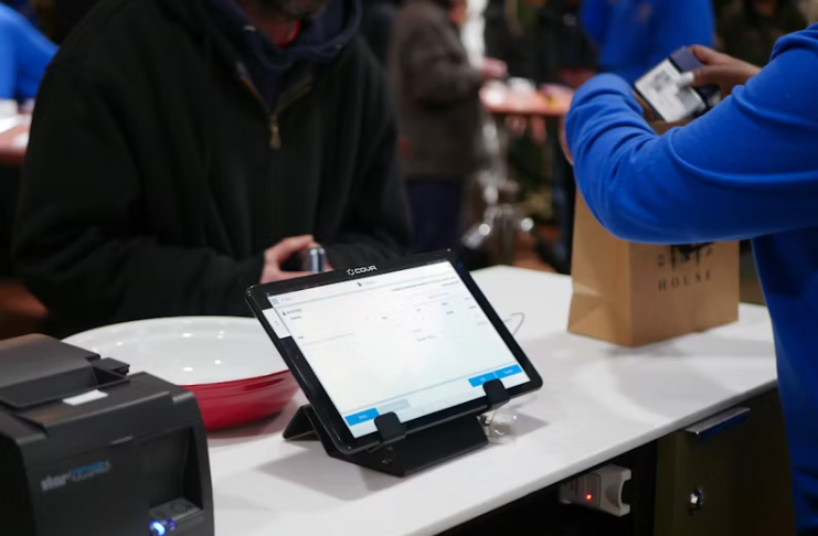 매장에서 카드 결제 후 디지털 영수증을 발급받는 모습