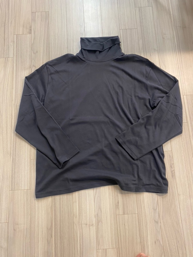 무신사스탠다드 릴렉스드 터틀 넥 긴팔 티셔츠 [다크 그레이] RELAXED TURTLE NECK LONG SLEEVE T-SHIR [DARK GREY]