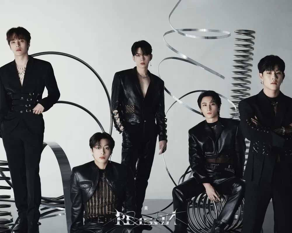 2025년 몬스타엑스 10주년을 기념한 완전체 단체 사진