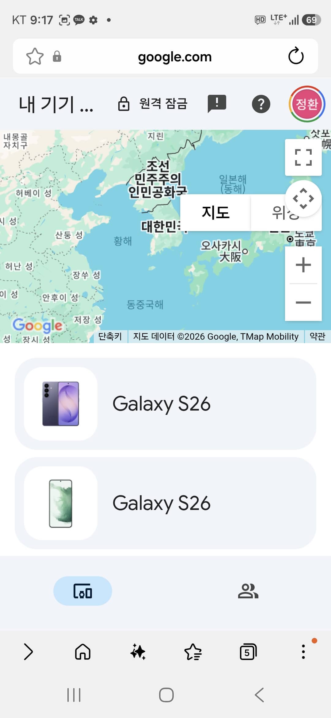 분실된 스마트폰의 실시간 위치를 추적하고 기기 잠금 또는 데이터 삭제 옵션을 제공하는 구글 내 기기 찾기 인터페이스 스크린샷이다.