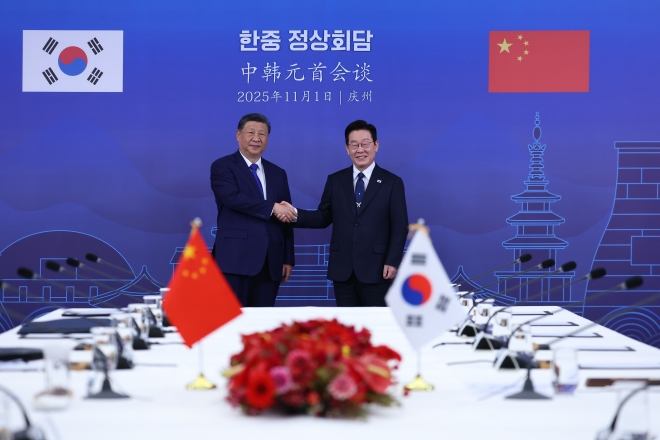 이재명 대통령과 시진핑 중국 국가주석이 지난달 1일 경북 국립경주박물관에서 한중 정상회담에 앞서 기념 촬영을 하고 있다.