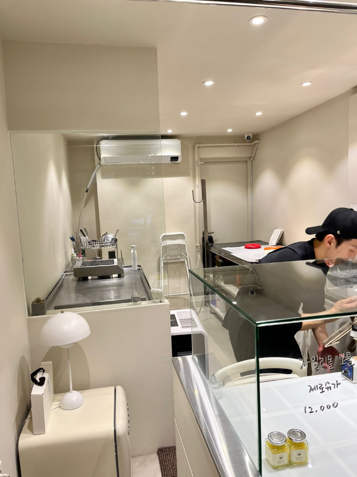 진열대와 작업실 모습