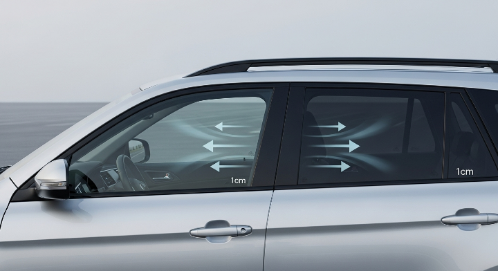 차량을 측면에서 본 모습으로, 앞좌석과 뒷좌석 유리창이 약 1cm 정도 아래로 열려 있으며, 내부의 더운 공기가 빠져나가는 화살표가 함께 표시된 모습.