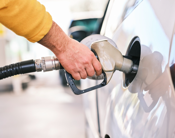 셀프로 주유하는 모습