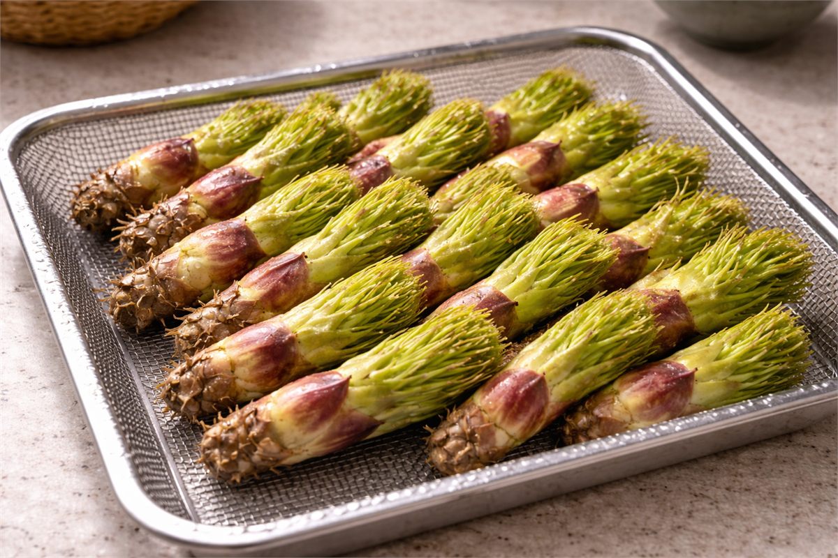 세척한 두릅을 채반에 올려 물기를 빼는 모습 