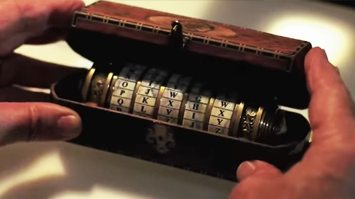 취리히 은행에서'크립텍스'를 획득한후 암호를 풀고있는모습