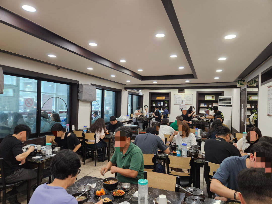 유치회관 매장 내부