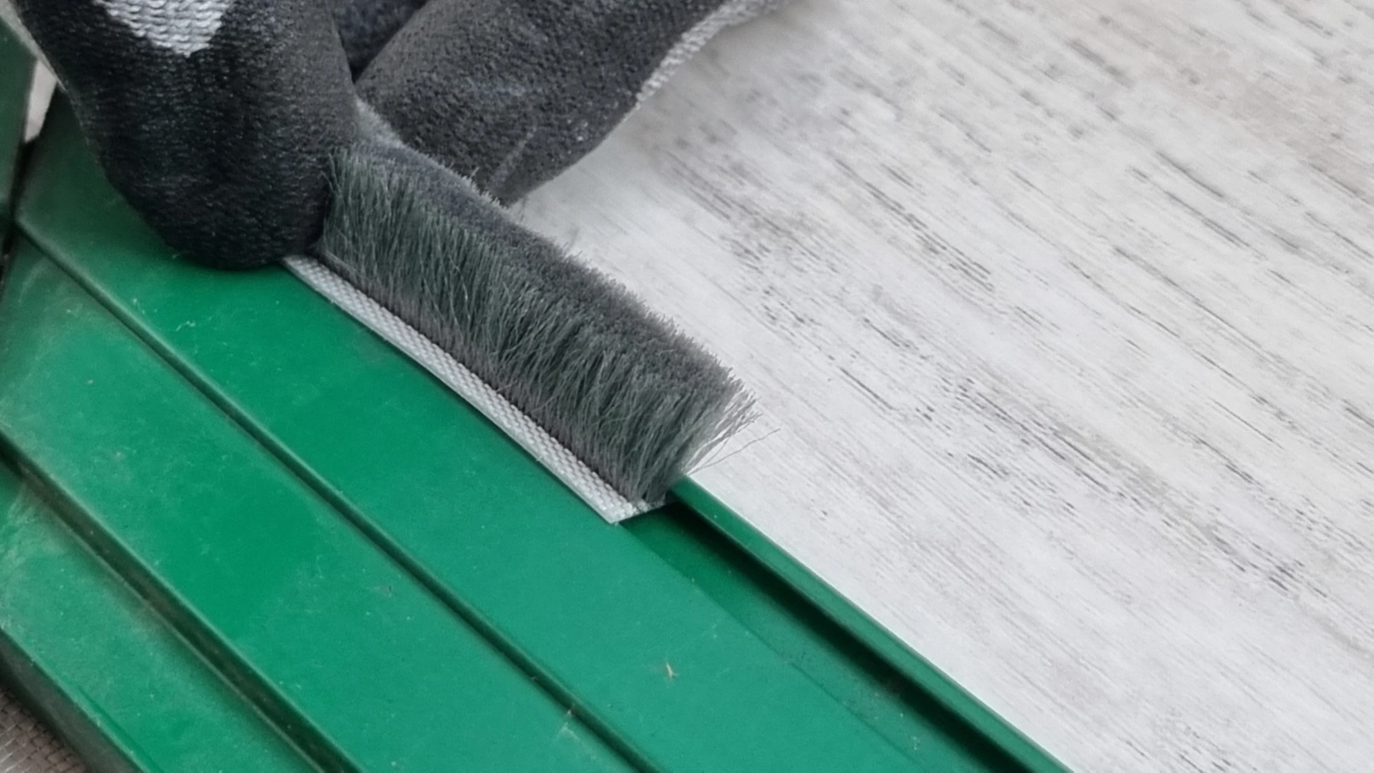 방충망 모헤어 끼우는 모습