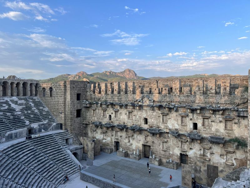 터키 안탈리아 아스펜도스 원형극장의 고대 석조 무대와 객석 구조 전경
