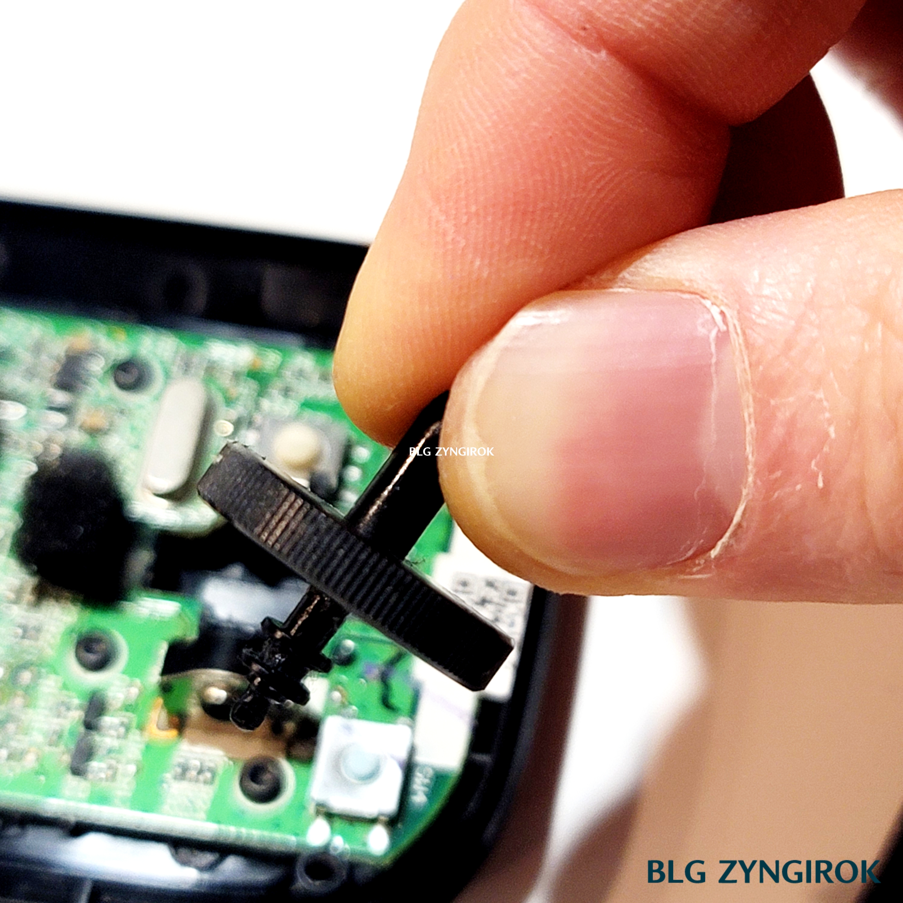 MS Design Mouse의 축과 휠을 순간 접착제로 고정하였다