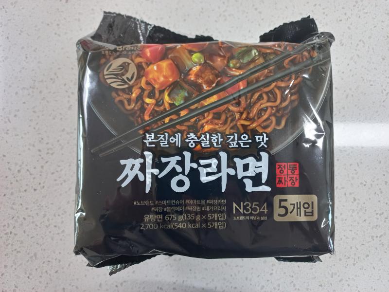 노브랜드 짜장라면 5개들이 전면사진
