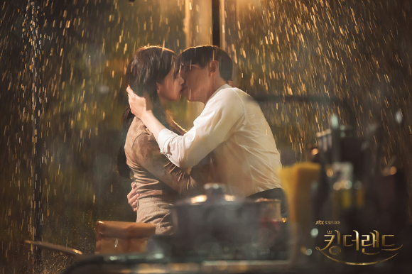 &#39;킹더랜드&#39; 이준호와 임윤아가 로맨틱한 키스신을 완성했다. [사진=앤피오엔터테인먼트&#44; 바이포엠스튜디오&#44; SLL]