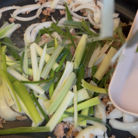 스팸에 채소 추가하여 볶기